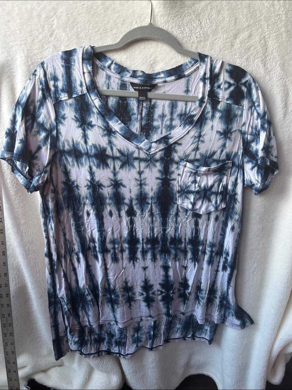 Rock and republic Navy Tie-Dye V-Neck Pocket Tee L